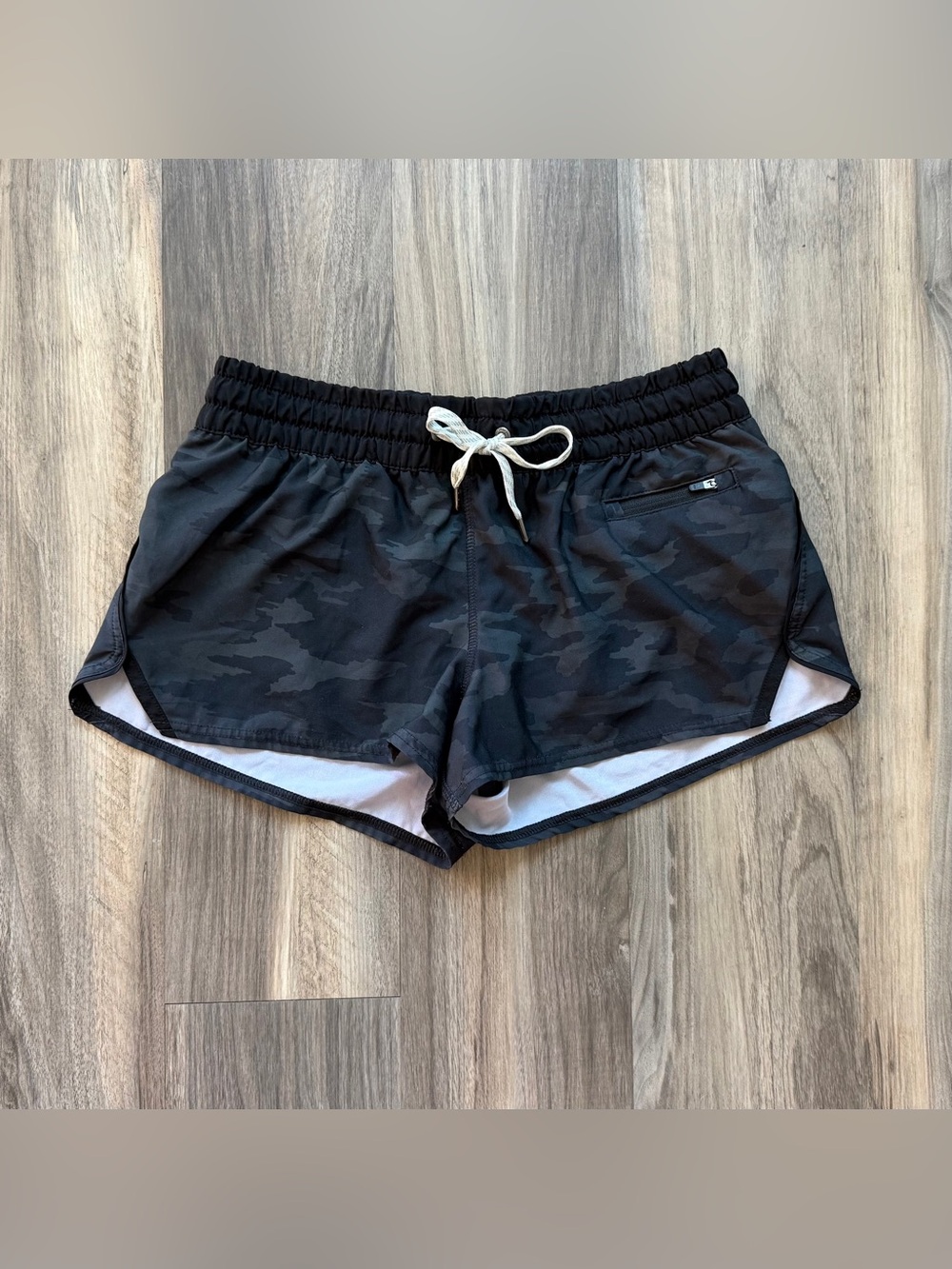 Vuori 2" Clementine Shorts in Black Camo Size S